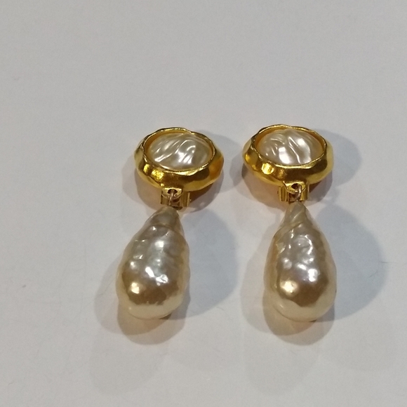 Jewelry - Vintage Faux Pearls Earrings.